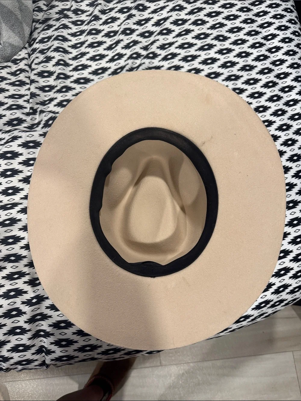 Wide-Brim Tan Felt Fedora Hat - Classic Men's Accessory